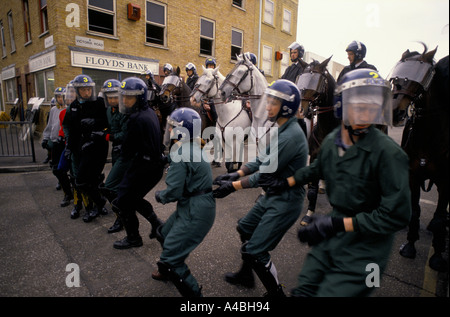 Pferde kostenlos im Metropolitan Police Imber Court montiert Zweig Trainingscenter, Surrey, England Stockfoto