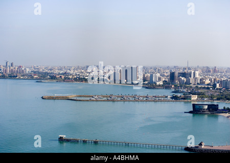 Kuwait-Stadt aus dem Restaurant in Kuwait Türmen zeigt Ufer Entwicklungen und marina Stockfoto