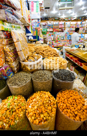 Kuwait - dieser Stall in der neuen Markthalle verkauft allerlei Knabbereien Stockfoto