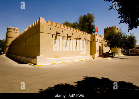 Sultan bin Zayed Fort, Al Ain, Abu Dhabi, Vereinigte Arabische Emirate - Ansicht der Haupteingang aus dem Schatten Stockfoto