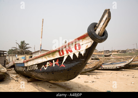 Fischen Kanu am Strand von South Points, Accra Stockfoto