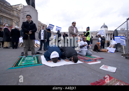 Betende islamische Demonstranten, die sich auf dem Trafalgar-Platz treffen, demonstrieren über Islamophobie nach der Veröffentlichung des dänischen Cartoons in Jyllands Posten Stockfoto