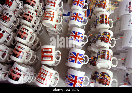 LONDON-SOUVENIR TASSEN AUF DEM DISPLAY AN A STREET STALL FÜR TOURISTEN, ZENTRAL-LONDON, ENGLAND Stockfoto