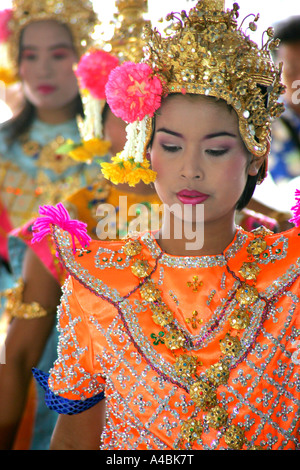 Junge Thai klassischen Tänzerin in traditioneller Tracht in Wat Chachoengsao Stockfoto