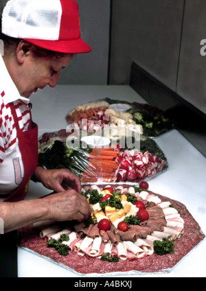 32,298.06200 Frau in Feinkost bereitet party Fleisch- und Käseplatte Stockfoto