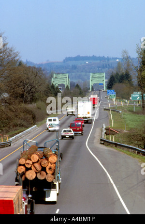 Überlasteten Autobahn 5 Verkehr - Auto, Van, LKW, Protokolle, Bauholz, Brücke. Stockfoto