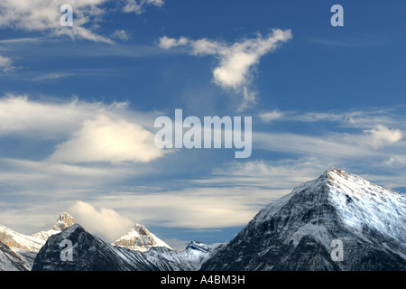 38,616.00855 Rocky Mountains Blue Sky erstaunliche Landschaft malerischen Blick mit flauschigen weissen Wolken, saubere Luft Stockfoto