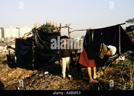 Jardim de Saude Gemeinschaft, Sao Paul, Brasilien.  Obdachlose Familien eingedrungen Brachland um temporäre Häuser zu machen. Stockfoto