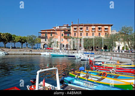 Torri del Benaco bin noch am Gardasee Stockfoto