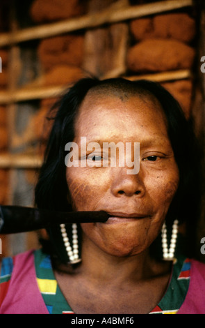 A-Ukre Dorf, Xingu, Brasilien. IREPA, ein Kayapo-Frau Chillom Pfeife rauchen. Stockfoto