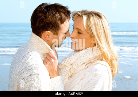 Verliebtes Paar am Meer, paar in Liebe am Meer Stockfoto