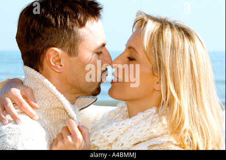 Verliebtes Paar am Meer, paar in Liebe am Meer Stockfoto