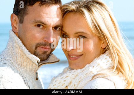 Verliebtes Paar am Meer, paar in Liebe am Meer Stockfoto