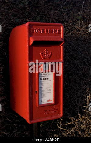 Roten Briefkasten typisch britischen Dorf Briefkasten aus Gusseisen mit letzten Posting Mal königliches Wappen Stockfoto