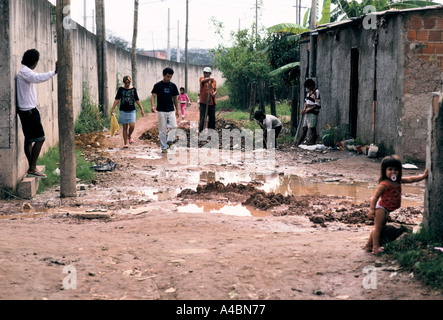 Hotelgäste des Duque De Caxias versuchen, Drainagen nach starken Regenfällen, Rio, Brasilien klar. Stockfoto
