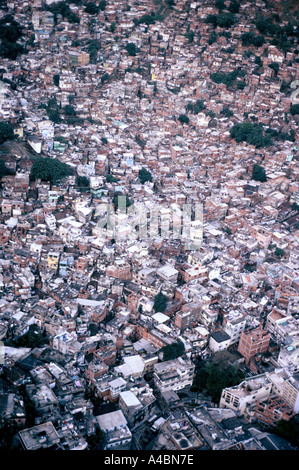 Luftaufnahme der Stadt Rio De Janeiro mit der Rocinha Favela am Hang Brasilien Stockfoto