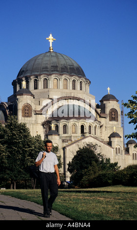 Belgrad, Serbien, Jugoslawien. Mann zu Fuß vor St. Sava Tempel auf dem Vracar Plateau. Stockfoto