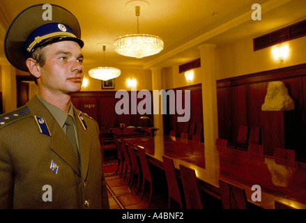 Ein KGB-Offizier steht im Büro von Yuri Adropov in der KGB-Zentrale in der Lubjanka, Gebäude, Moskau 1990 Stockfoto