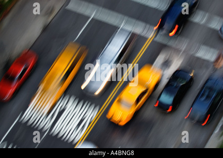 New York City-Taxis schnell bewegen durch die belebten Straßen von Manhatten Stockfoto