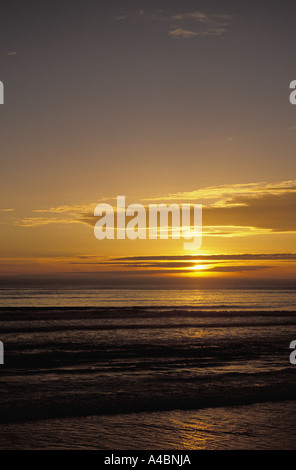 Goldenes Licht aus den Sonnenuntergang über dem Pazifischen Ozean entlang der Küste von Oregon Stockfoto