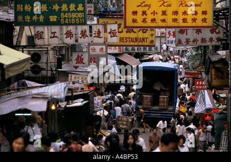 Hong Kong: Restaurants warten auf Geschäft in einer Seitenstraße im zentralen Stadtteil am frühen Abend. Stockfoto