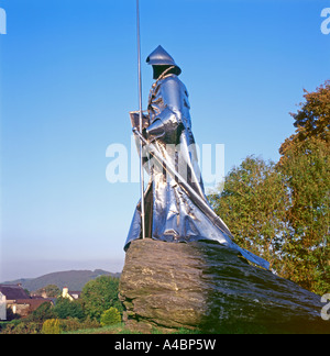 Ap Llewellyn Griffith Kunst Kunstwerk Edelstahl Statue in Llandovery Llandovery Castle in Carmarthenshire West Wales, UK KATHY DEWITT Stockfoto