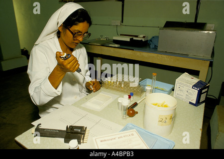 Blut auf AIDS testen, Nsambia Hospital, Uganda, 1987. In Dörfern in der Provinz Rakai, Uganda, wurde zu dieser Zeit eine ganze Generation junger Menschen durch AIDS ausgelöscht. Stockfoto