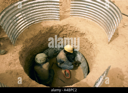 Arbeiter graben, für die eine neue gut, bezahlt von einer NGO, gesäumt von Coriggated Metall für eine Dürre betroffenen Dorf, Agelock Mali Stockfoto