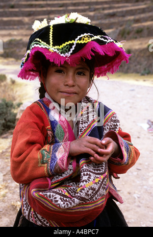 Pisac, Peru. Young-Quechua Mädchen tragen traditionelle Kleidung. Stockfoto