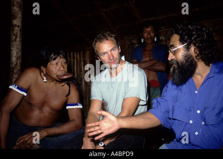 Capoto, Brasilien. Sting mit Chief Raoni von der Megranoti-Kayapo und Olympio Serra; November 1990. Stockfoto