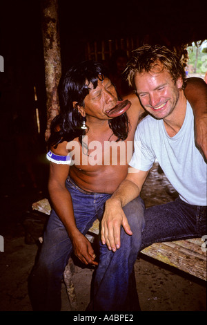 Capoto Dorf; Brazilien. Sting mit Chief Raoni von der Megranoti-Kayapo im November 1990. Stockfoto