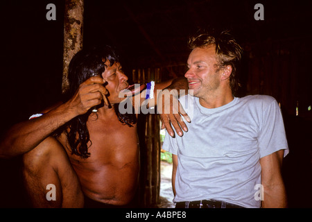 Capoto Dorf, Brasilien. Sting mit Chief Raoni von der Megranoti-Kayapo im November 1990. Stockfoto