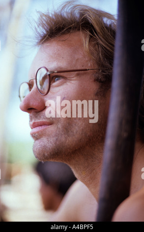 Pavuru Dorf, Brasilien. Stachel im Amazonas mit Brille; Indianerdorf, Xingu Terra Indígena, November 1990. Stockfoto