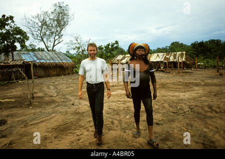 Capoto Dorf, Brasilien. Sting und Chief Raoni des Megranoti-Kayapo, Xingu, Brasilien; November 1990. Stockfoto