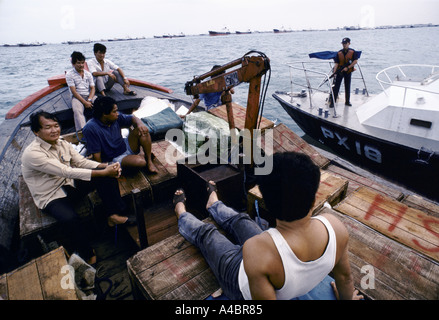 Singapur Singapur Küstenwache Suche verdächtige Versand in ihren Gewässern Stockfoto