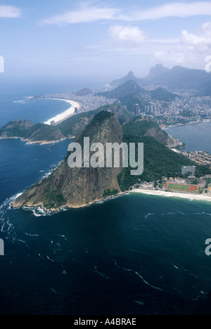 Rio De Janeiro, Brasilien. Blick auf den Zuckerhut vom Meer mit Copacabana und der Stadt Rio hinter. Stockfoto