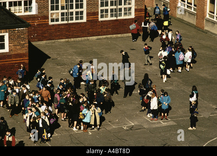 KINDER SPIELPLATZ, HOLYROOD SECONDARY SCHOOL, GLASGOW. Stockfoto