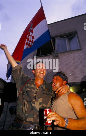 Kroatische neu erfassen der Krajina, Aug 95: kroatische Truppen bei Sunja in der Nähe von Petrinja feiern ihren Sieg über die Serben Stockfoto