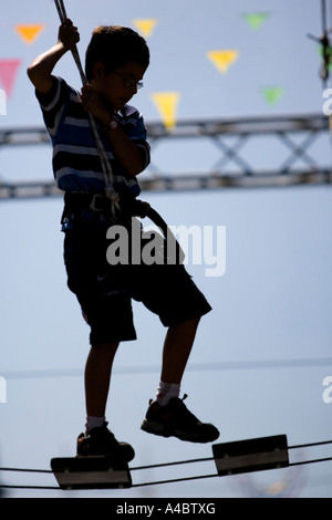 Silhouette des jungen zu Fuß entlang einer Gratwanderung, Bilbao, Baskenland, Spanien. Stockfoto