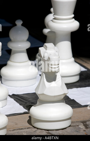Riesenschach weiße Schachfiguren an Bord bei Sonnenschein, Bilbao, Baskenland Stockfoto