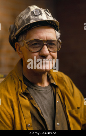 EIN APPLYING BERGMANN MIT HELM NACH SCHICHT. ' Stockfoto