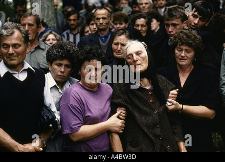Serbische Frauen trauernde sind von anderen Familienmitgliedern neben dem Sarg eines Soldaten getötet von einer Mine in der Nähe von Sarajevo getröstet. Stockfoto
