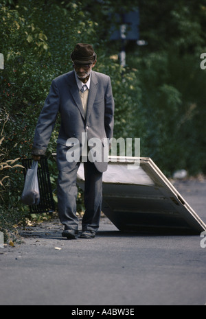 Vukovar, Kroatien, unter serbischer Kontrolle, Februar 1992: ein Alter Mann zieht eine Tür nach Hause um für Brennholz zu brechen Stockfoto