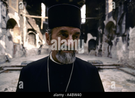 Vukovar, Kroatien, unter serbischer Kontrolle, Februar 1992: serbische orthodoxe Priester in den Überresten seiner Kirche Stockfoto