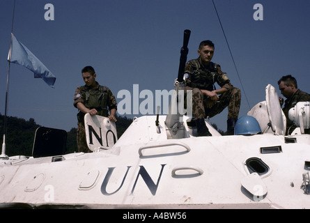 Russische UN-Soldaten in der Nähe Lukavica Kaserne Überwachung bosnisch-serbische Artillerie Positionen, Sarajevo September 1992 Stockfoto