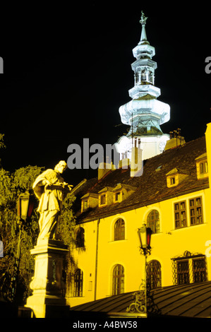 Bratislava, Slowakei; Altstadt mit St. Michaels-Turm in der Nacht beleuchtet. Stockfoto