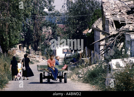 Vukovar, Kroatien, unter serbischer Kontrolle, Februar 1992: ein Traktor und die Fußgänger bewegen sich durch die zerstörte Stadt. Stockfoto