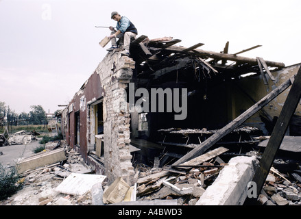 Vukovar, Kroatien, unter serbischer Kontrolle, Februar 1992: ein Mann lacht, als er zu retten, was er aus den Trümmern seines Hauses kann Stockfoto