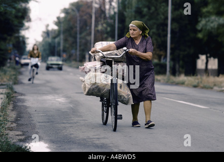 Vukovar, Kroatien, unter serbischer Kontrolle, Februar 1992: eine Frau tragen ihre Versorgung zu Hause auf ihrem Fahrrad Stockfoto