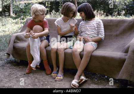 Vukovar, Kroatien, unter serbischer Kontrolle, Februar 1992; Kinder spielen außerhalb der eigenen Wohnung. Stockfoto